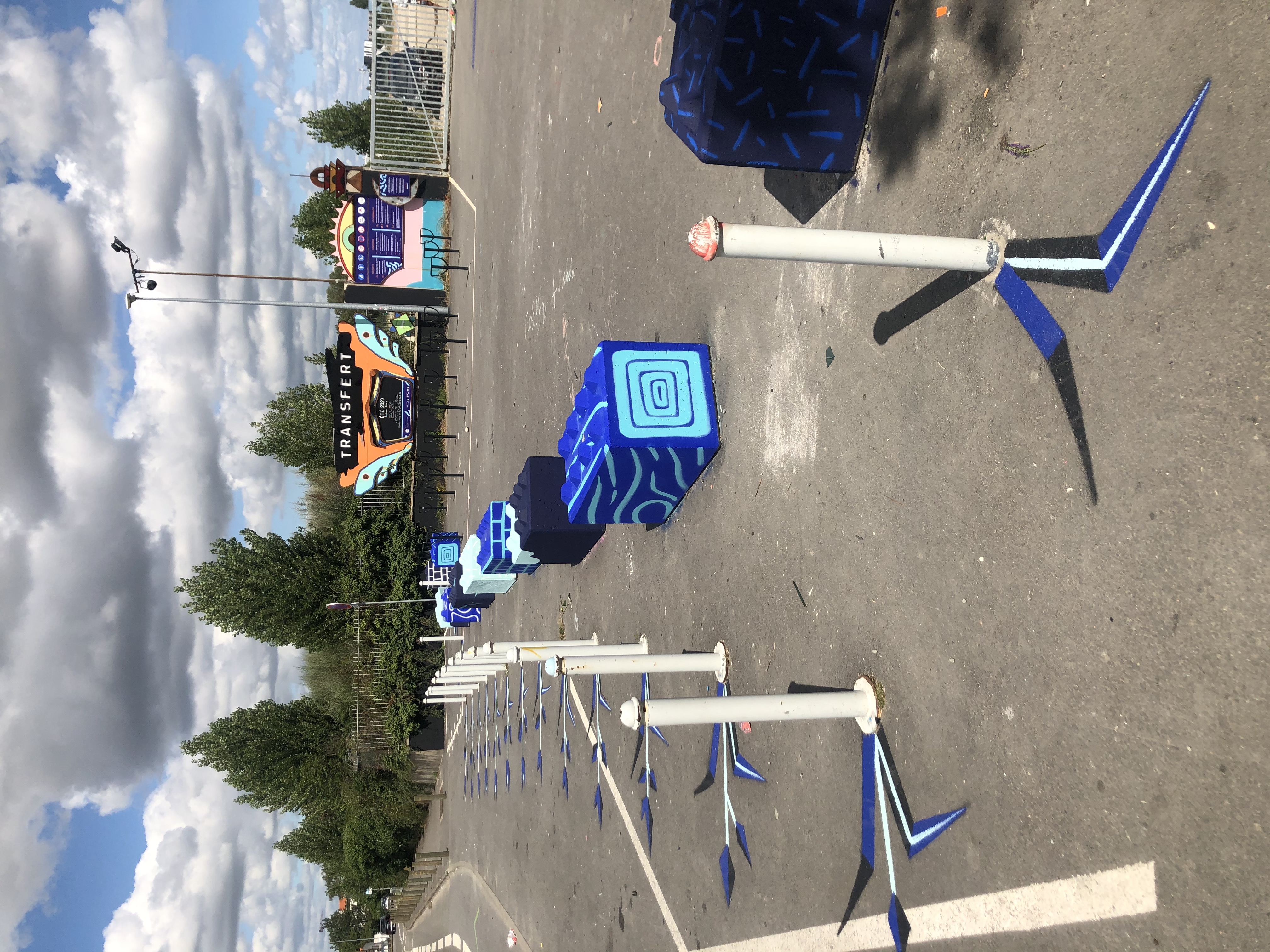 Blocs de bétons aux couleurs de la zone artistique Transfert.