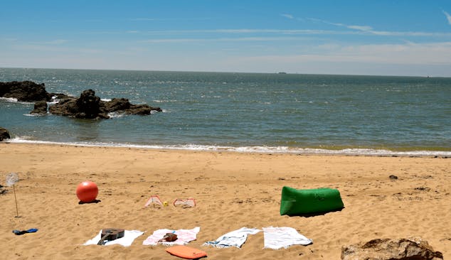 Serviettes étendues sur la plage.