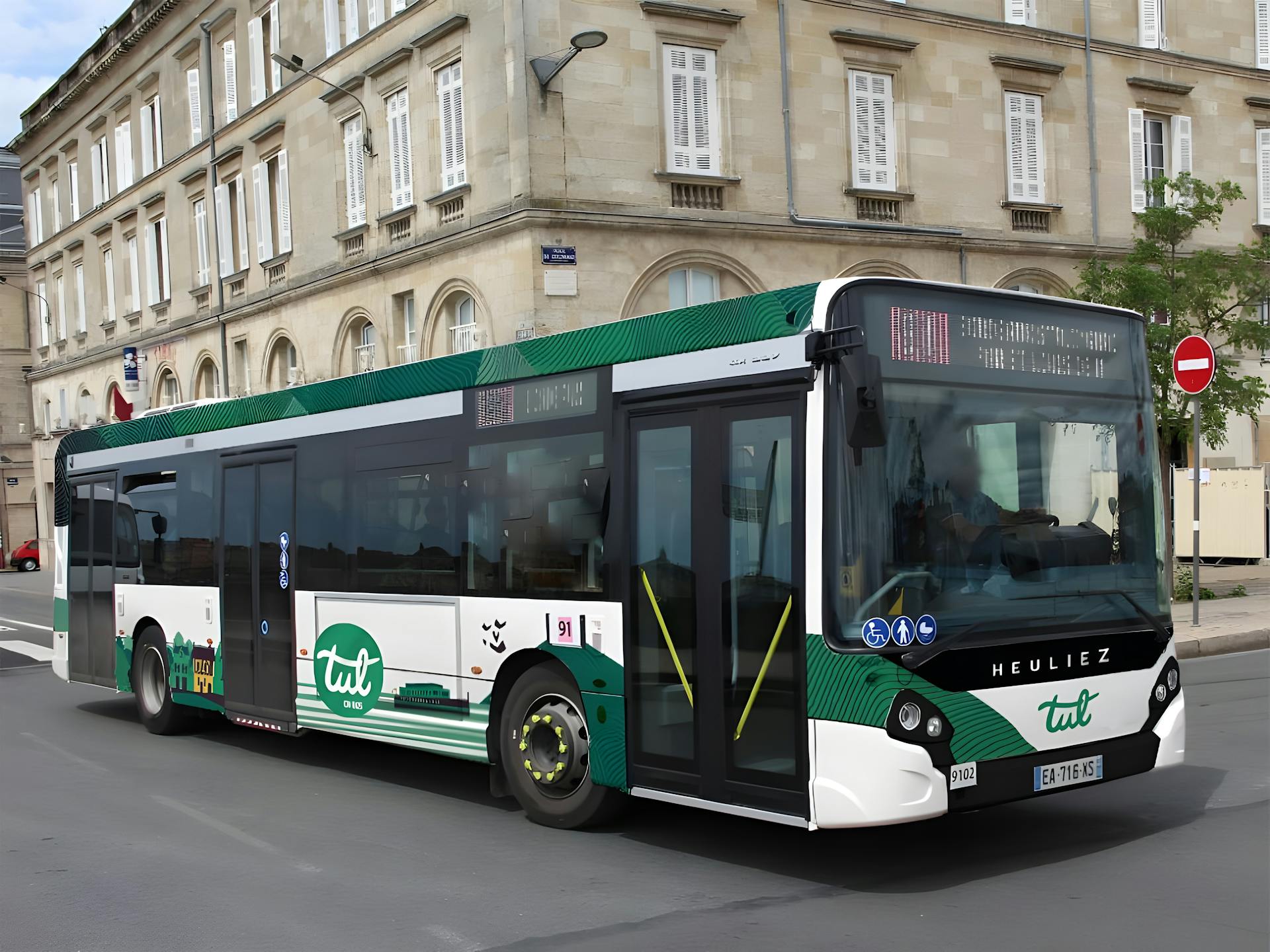 Mockup d'un bus portant la nouvelle identité de la marque TUL. On y distingue le nouveau logo et l'iconique couleur verte.