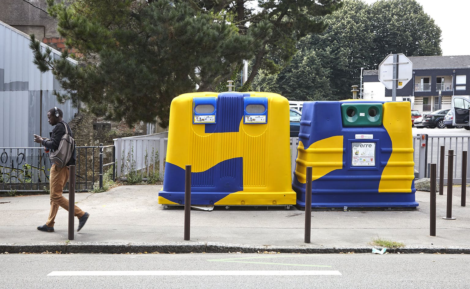 Nouvelle identité visuelle de la rue Biesse à Nantes appliquée sur des conteneurs de tri.