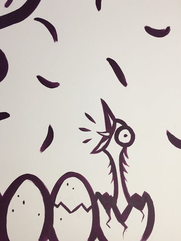 Illustration murale d'un poussin, la tête sortant d'un œuf fraîchement éclos. 