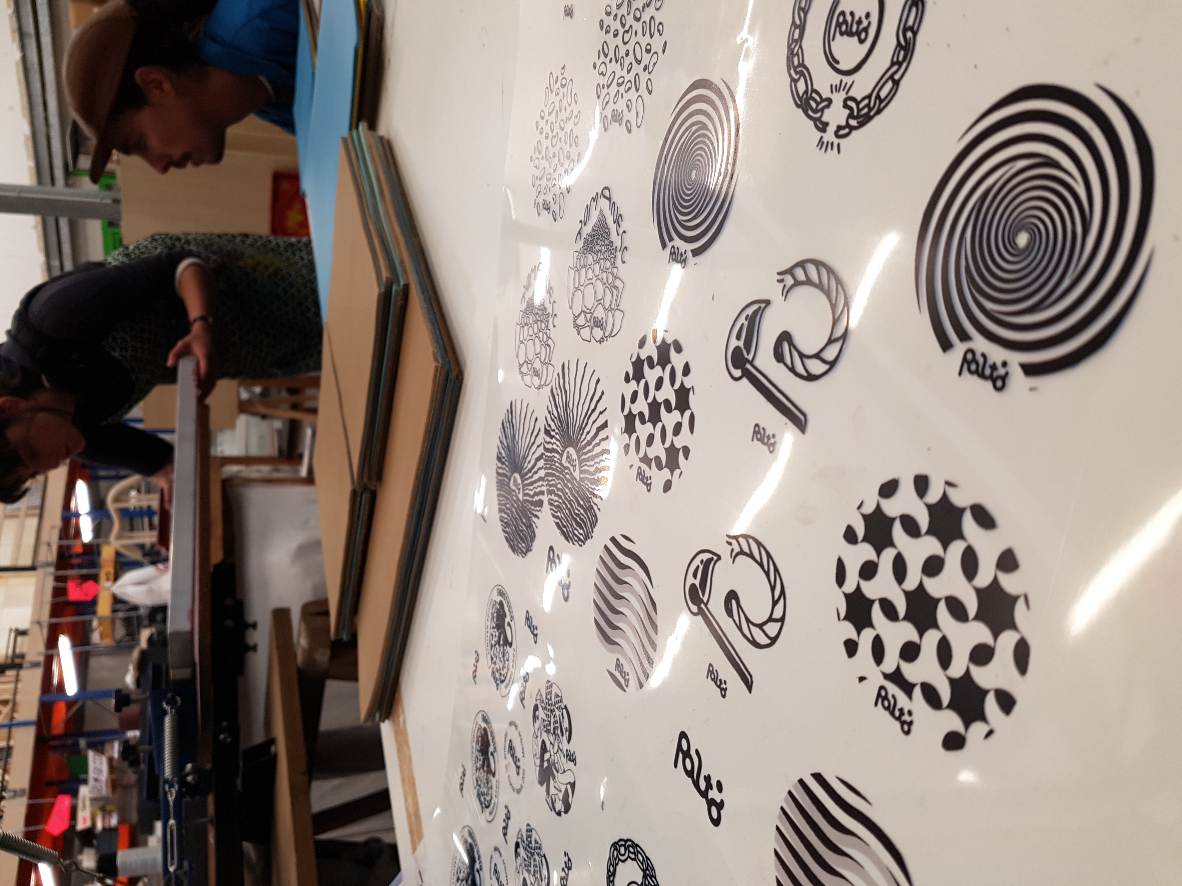 Des illustrations made in Katra appliquées sur un film plastique.