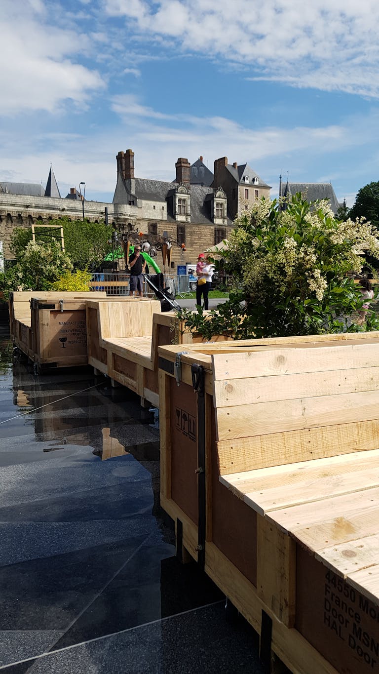 Assises en bois créées par le Studio Katra pour le festival des initiatives jeunes à Nantes.