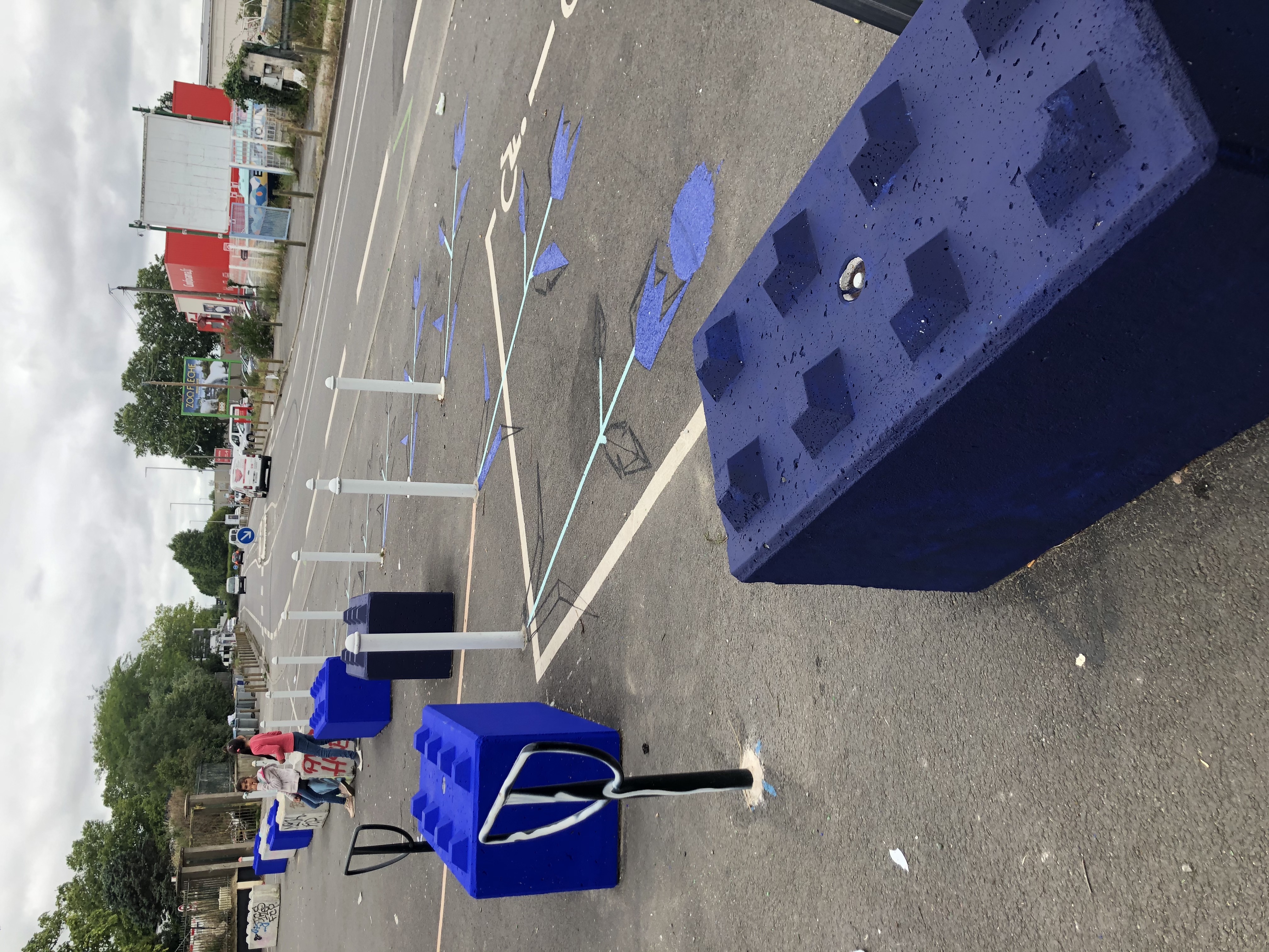 Blocs de bétons inspirés par l'identité visuelle de la zone libre d'art de Transfert.