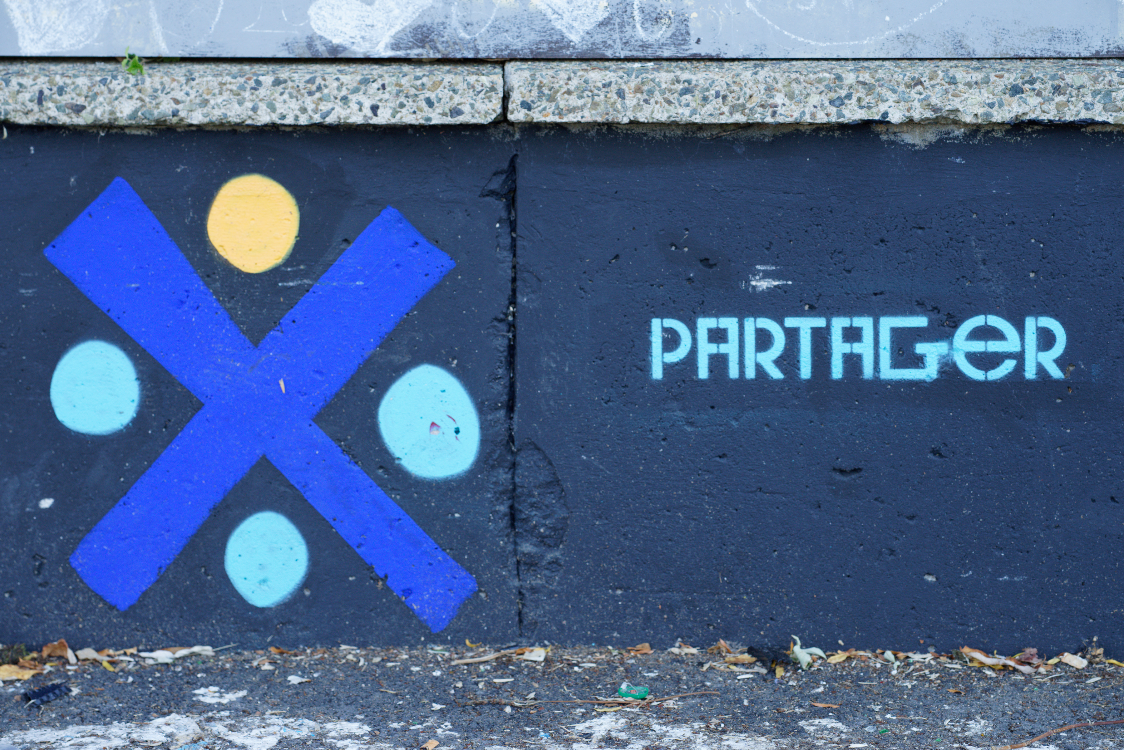 Pan de mur symbolisant le partage selon l'identité graphique de la zone libre d'art de Transfert.