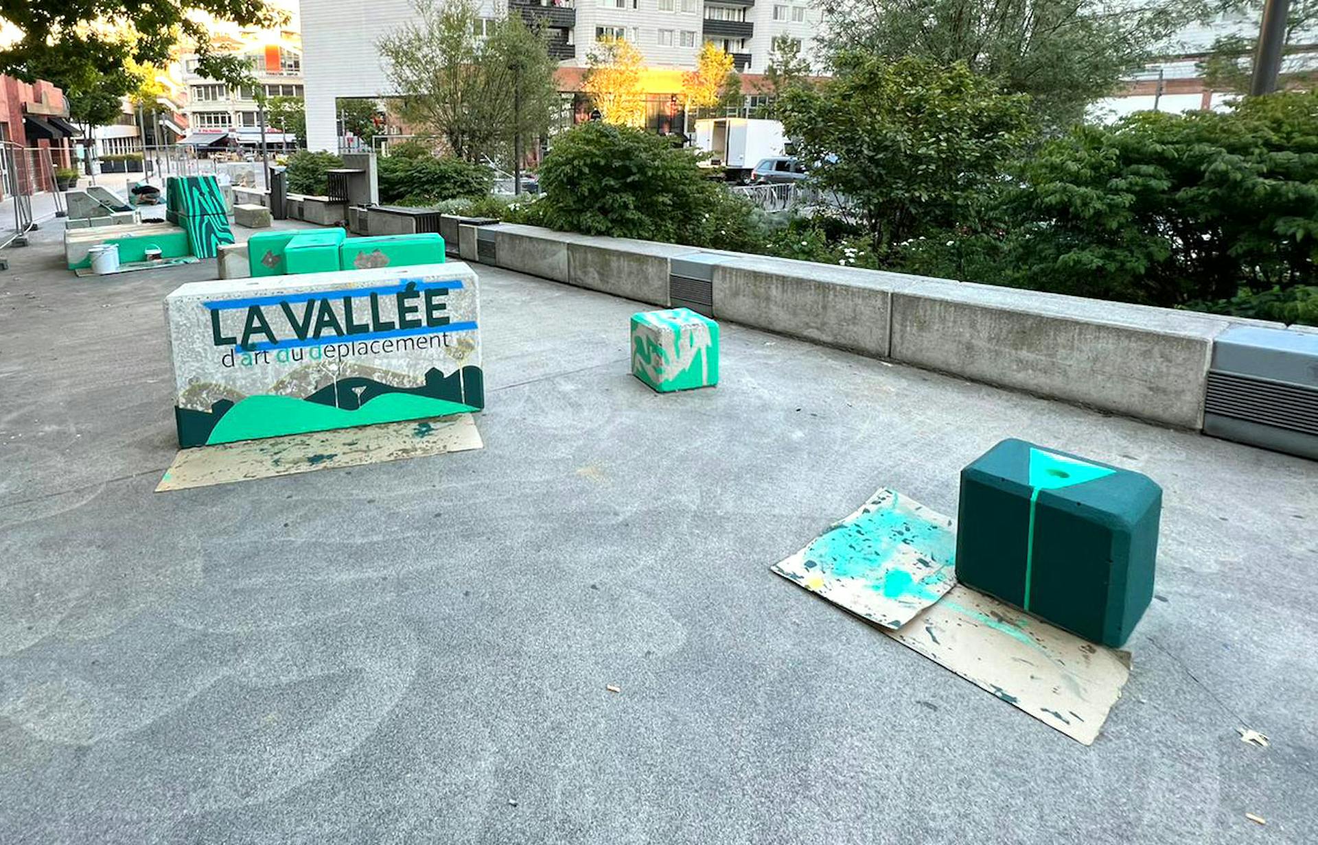 Des blocs de béton disposés et peints au sein d'un parcours dédié à l'Art du Déplacement.