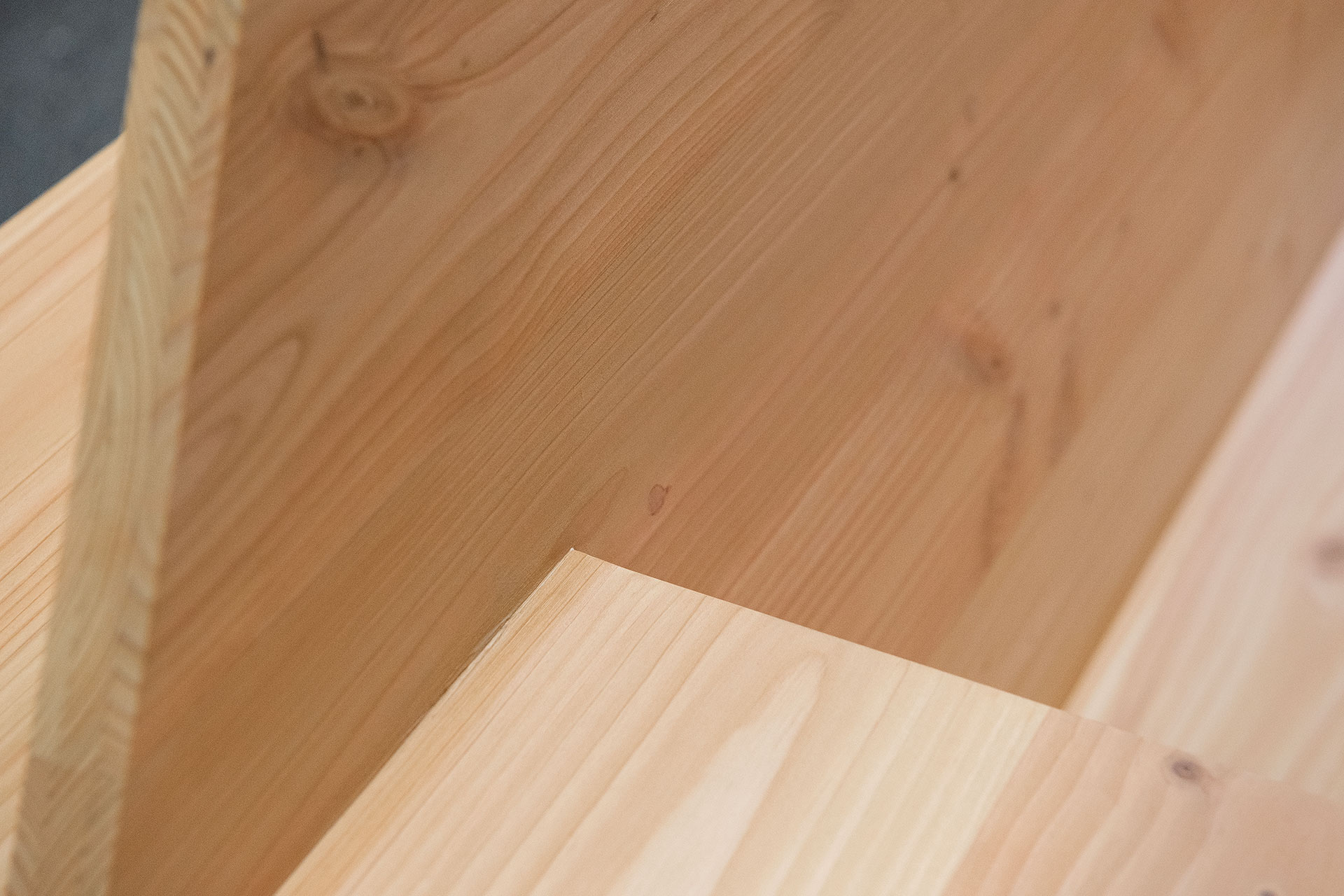 Zoom sur les détails de l'armature en bois des sofas SAM.