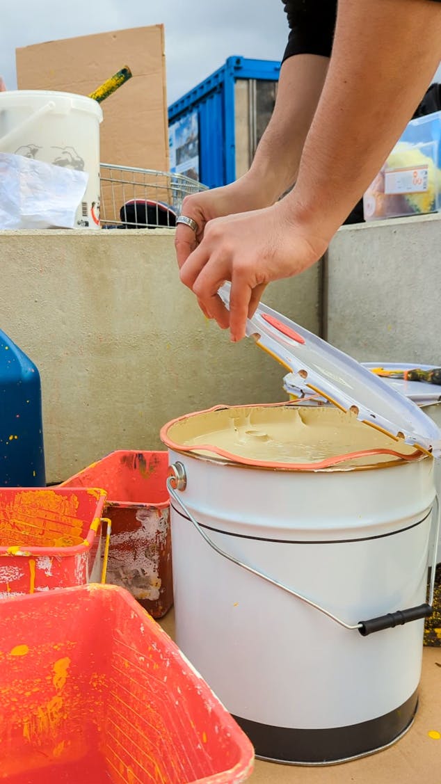 Les designers du Studio Katra préparent la peinture nécessaire au chantier de l'espace Alice Milliat, un projet de design actif réalisé sur le Parc des Chantiers de l'Île de Nantes.