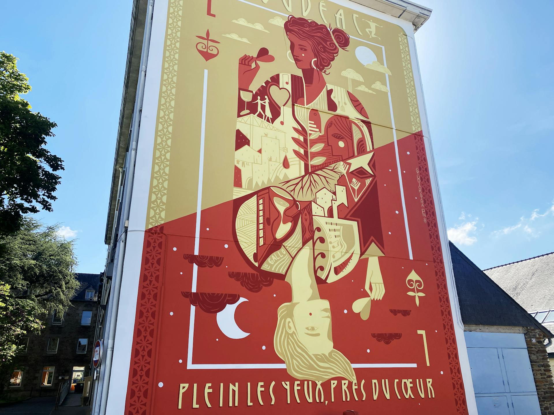 La fresque murale "Plein les yeux, près du cœur" réalisée à Loudéac par l'agence de designers Studio Katra et leurs collaborateurs artisans Peinture Nantaise.