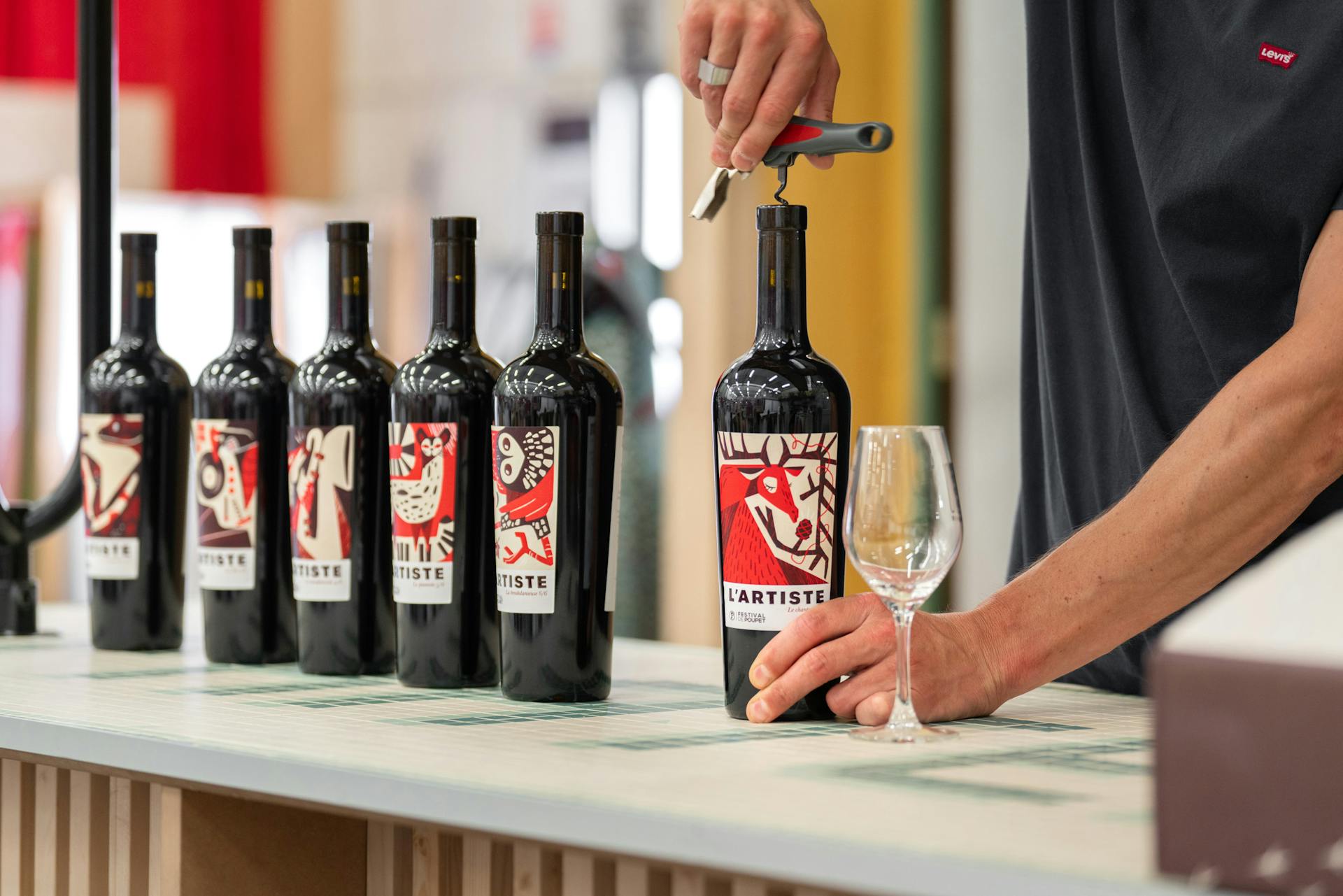 Ouverture de bouteilles en éditions limitées de la nouvelle cuvée de vin du Festival de Poupet.
