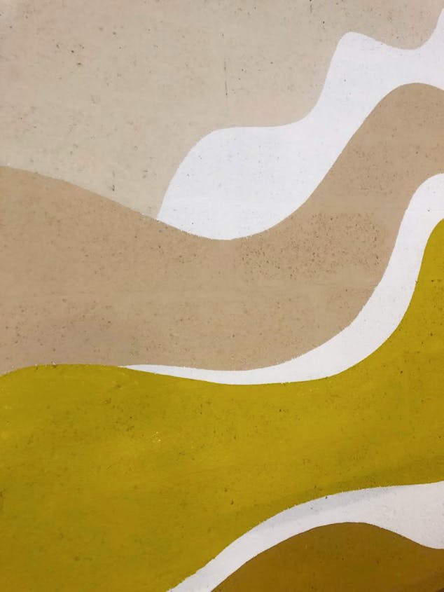 Vagues de peintures jaunes issues de la nouvelle fresque murale de la Biocoop le Brivet Bio.