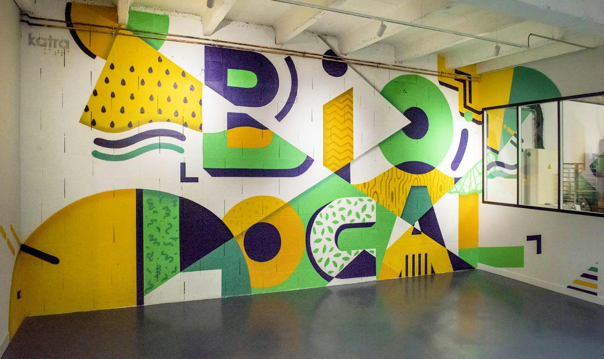 Un graffiti street art réalisée au coeur du "Hameau Bio" à Nantes par l'agence de design graphique Studio Katra. Représentation des mots-clés "Bio" et "Local".
