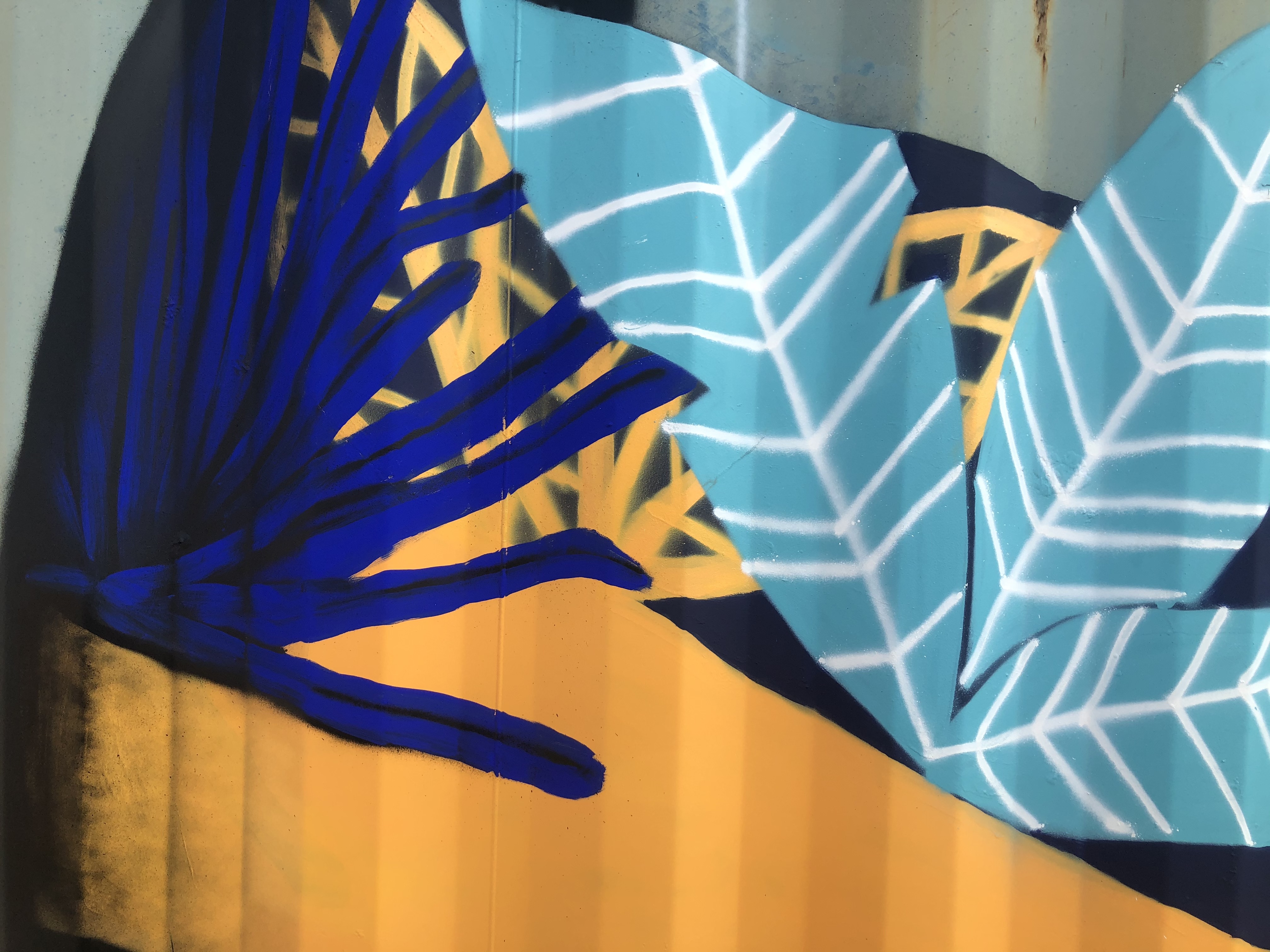 Focus sur une peinture murale de plantes main selon l'identité visuelle de la zone d'art libre de Transfert.