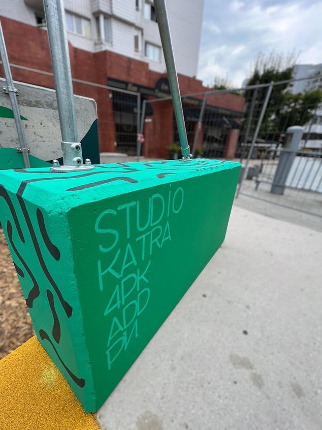 Un bloc de béton peint au sein de la Vallée de l'Art du déplacement, arborant les signatures du Studio Katra, 4PK, l'ADD d'Evry et Peinture Nantaise.