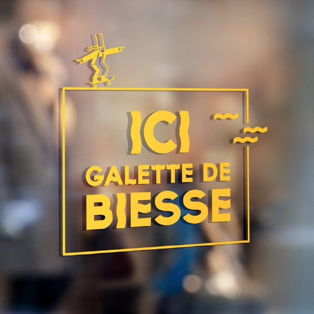 Sigle de certification et de recommandation issu de la nouvelle identité visuelle de la rue Biesse à Nantes, appliqué sur la vitrine d'une crêperie.