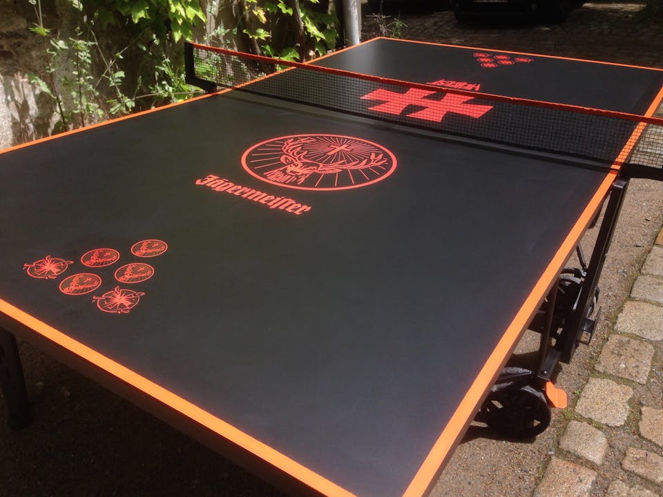 Une table de bière-pong selon l'identité de Jägermeister et du Hellfest.