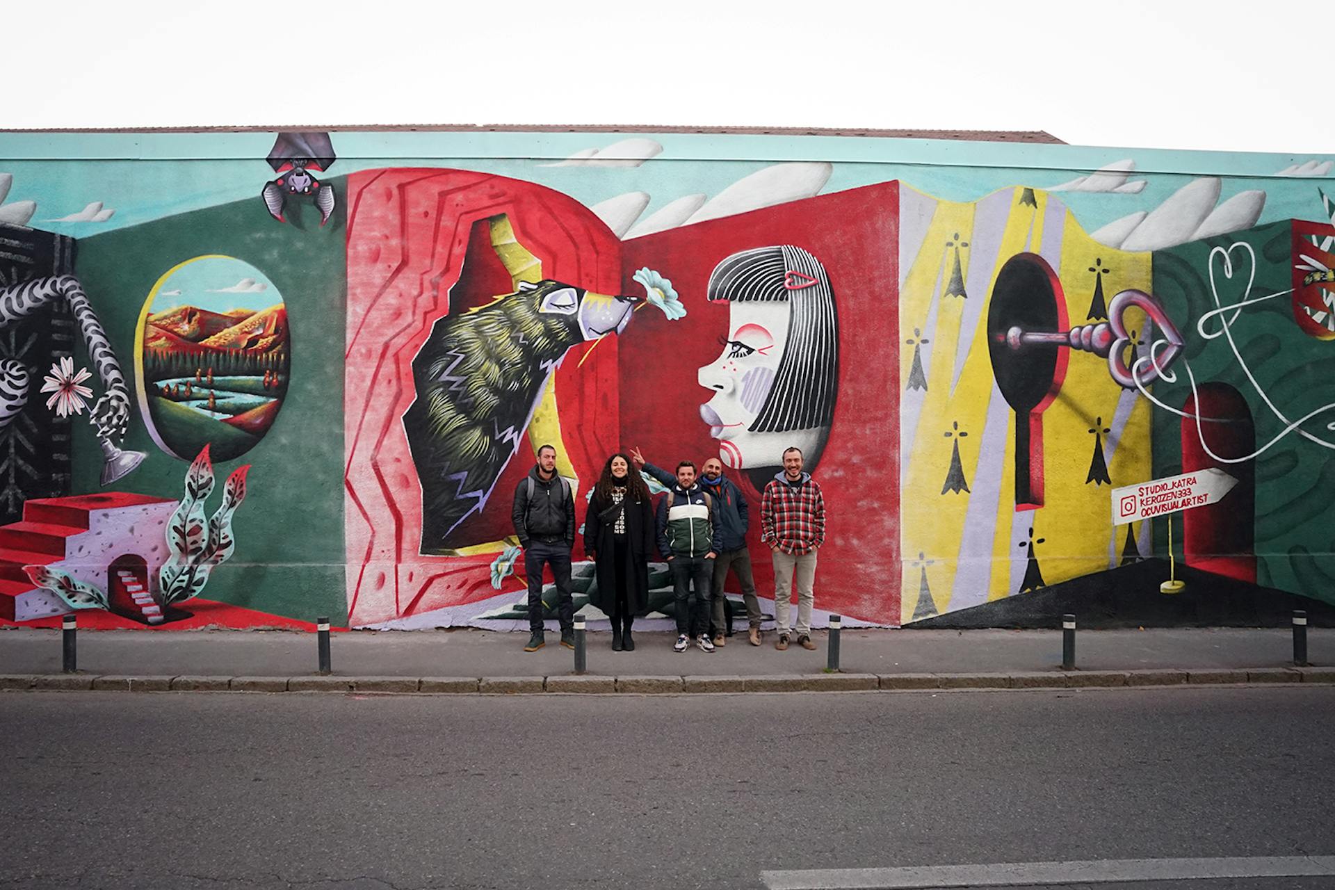 Le Studio Katra en compagnie de Ocü et Kero Zen, deux street artistes roumains, devant leur fresque collaborative.