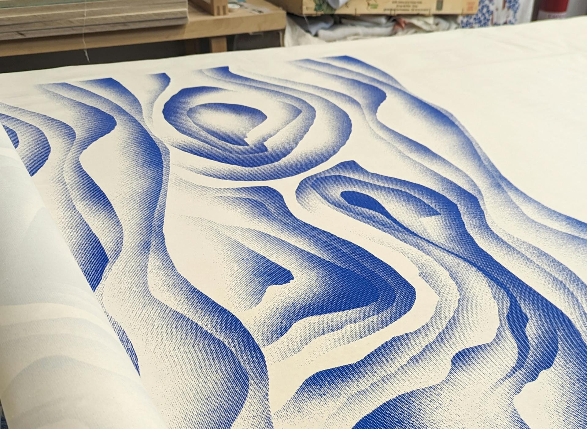Une sérigraphie textile réalisée par Clémence Regnier et Studio Katra, mettant en valeur un pattern abstrait et ondulé.