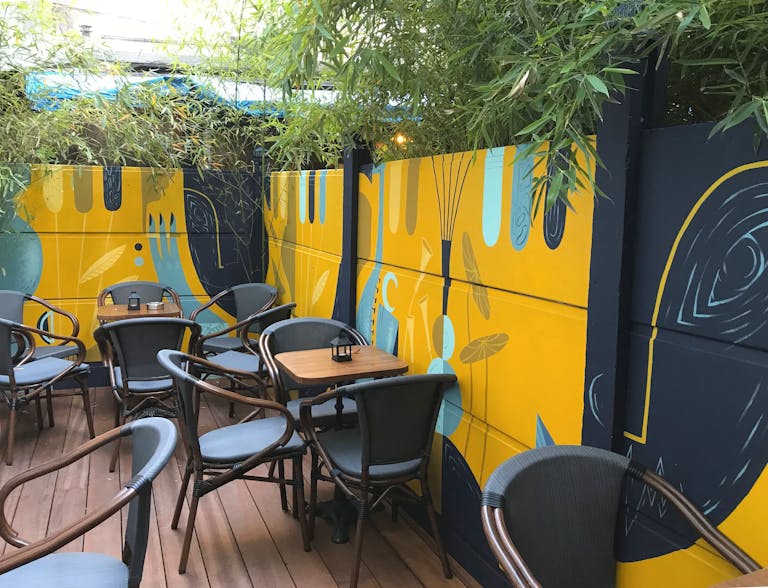 La terrasse intérieure du Poum Poum T’Chak bar à Nantes une fois sont identité graphique mise en peinture par le Studio Katra.
