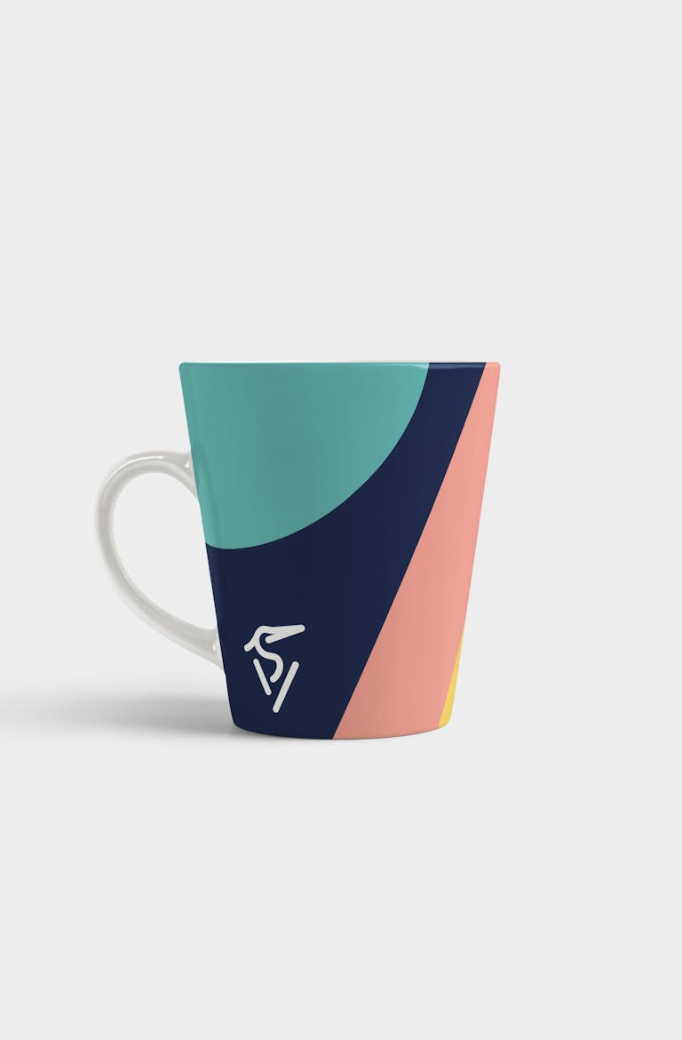 Mockup d'une tasse de café arborant le nouveau logo du héron valeureux.