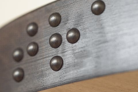 Focus sur écriture en braille apposée sur le tabouret design SISSI produit par le Studio Katra.