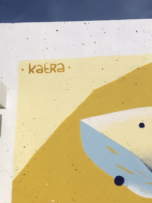 Signature du Studio Katra sur la fresque murale de la résidence "Les 5 continents".