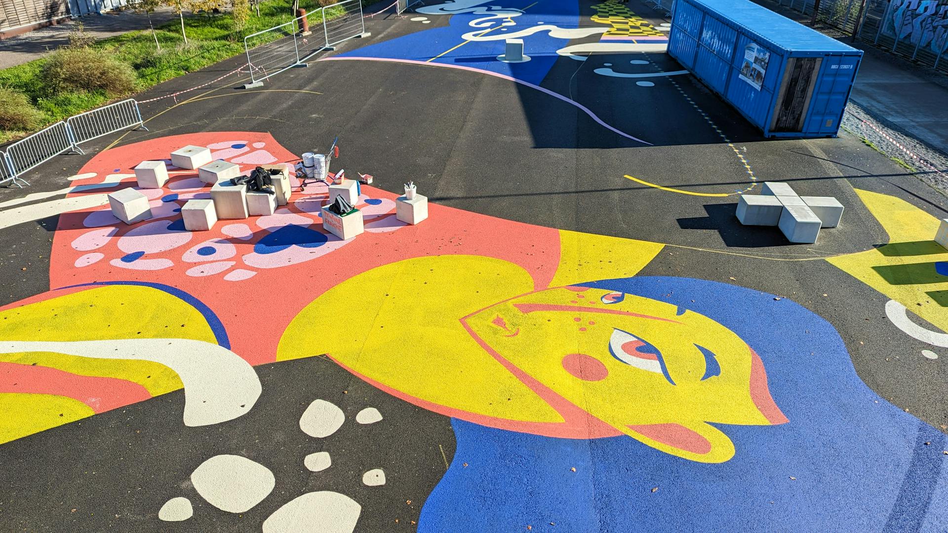 Une fresque peinte sur le sol du nouvel espace de design actif Alice Milliat à Nantes, représentant un personnage féminin en mouvement.