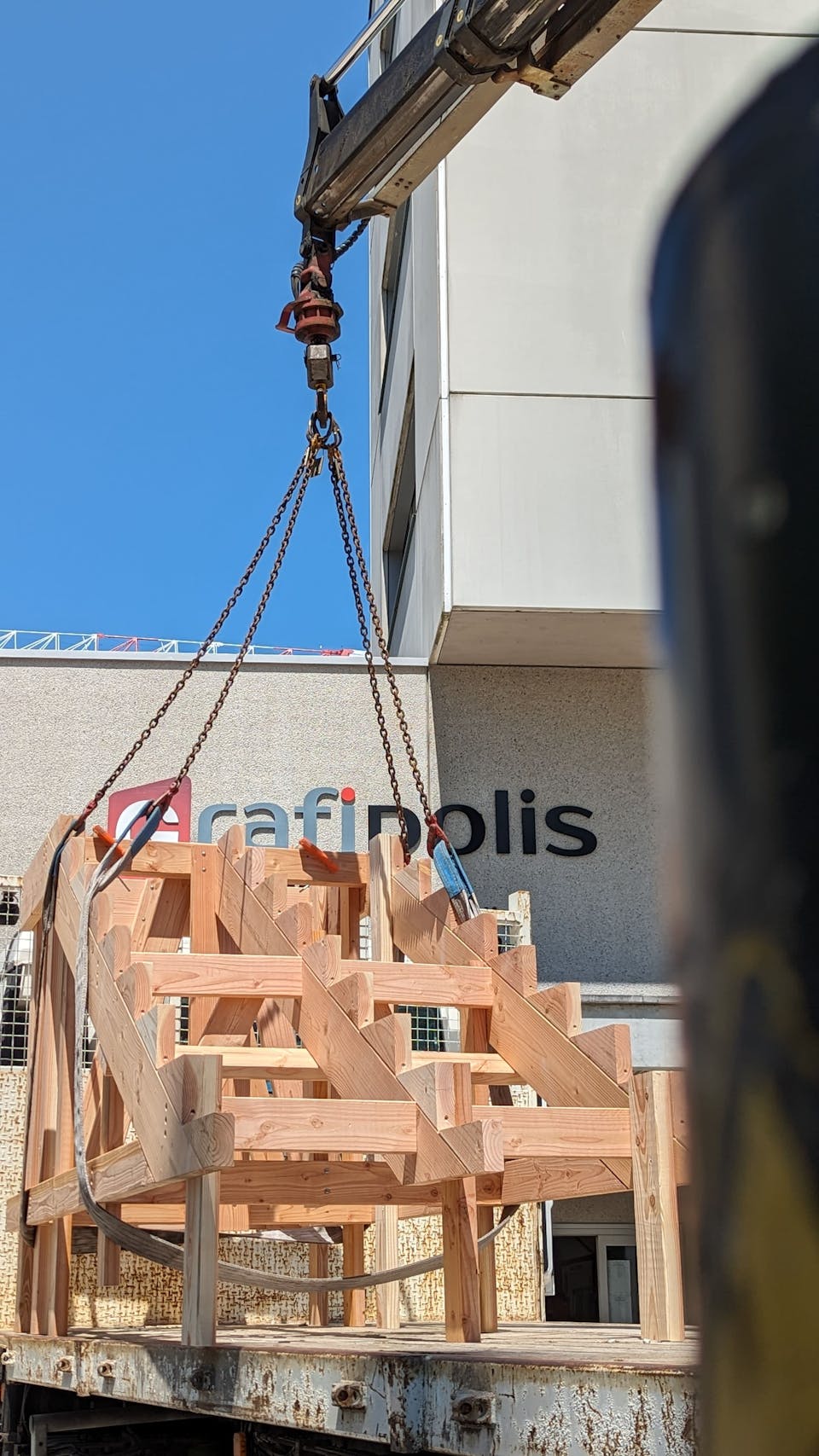 Déplacement d'un promontoire à taille humaine devant l'école Grafipolis.