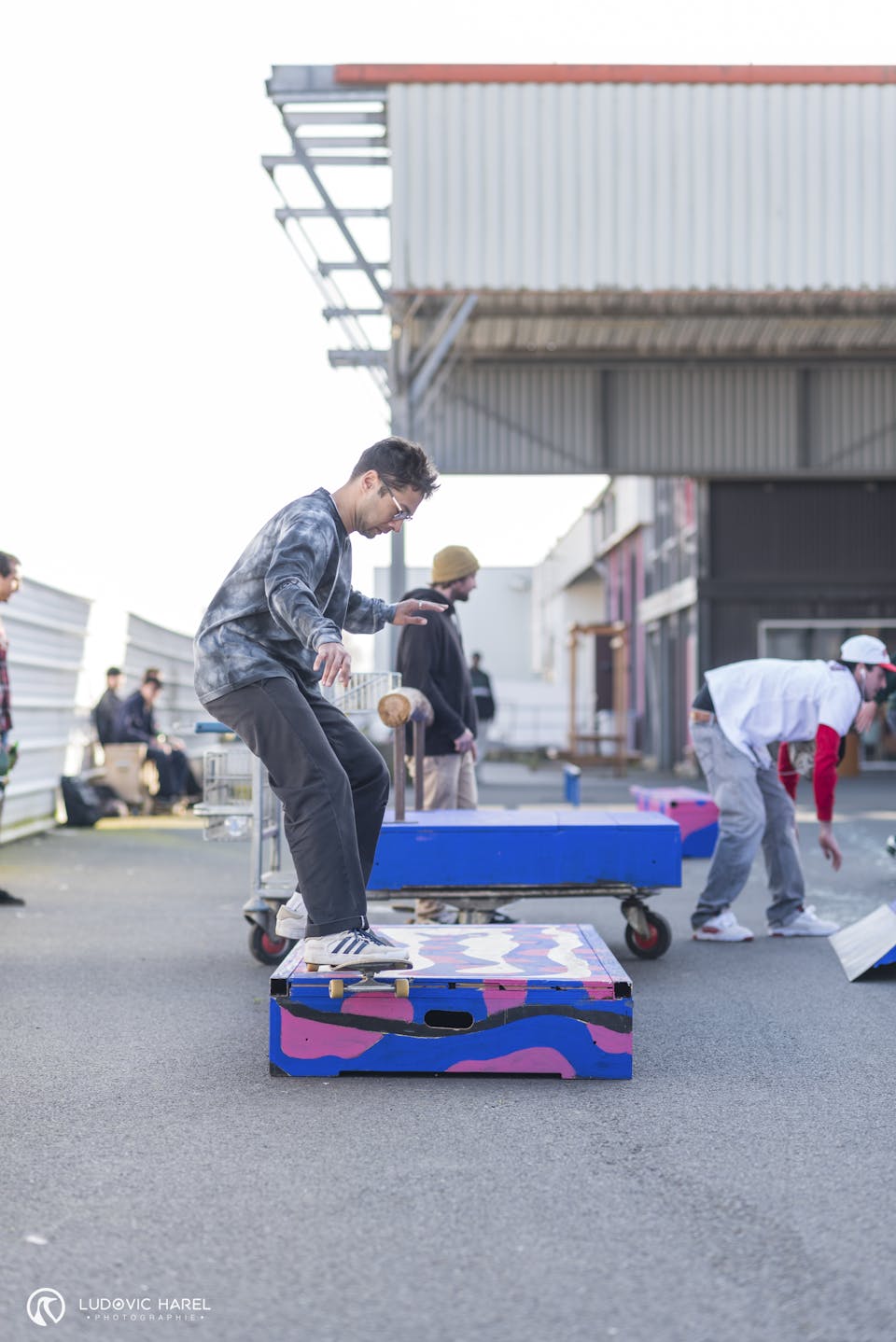 Skateur roulant sur un module en bois, fabriqué dans les ateliers du Studio Katra.