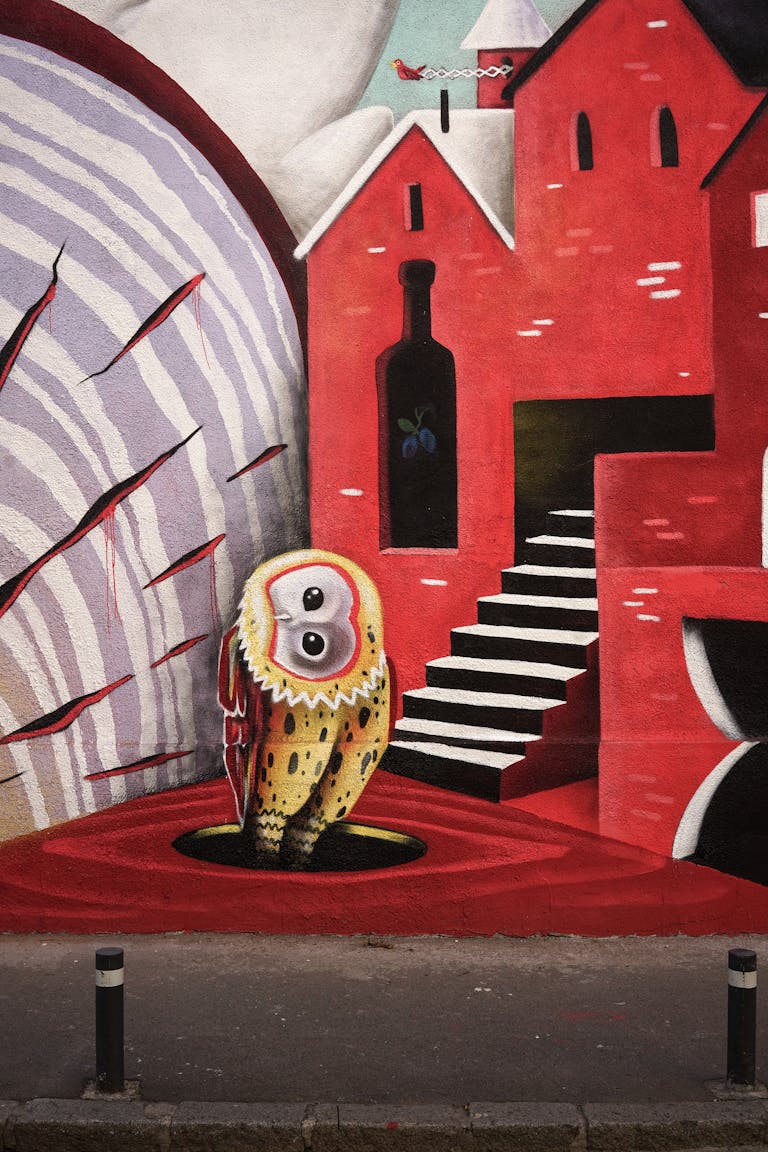 Partie de la peinture murale de Cluj-Napoca représentant une chouette, la tête penchée sur le côté.