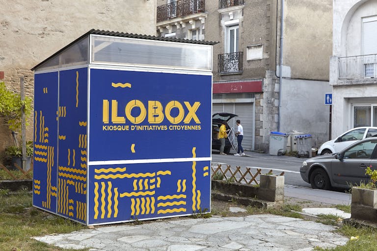 Application de la nouvelle identité visuelle rue Biesse à Nantes sur un kiosque.