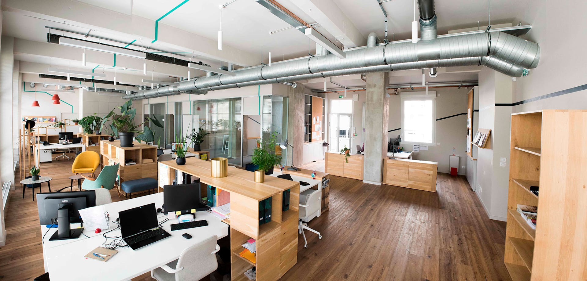 Design d'espace de l'entreprise groupe "Chessé", aménagé à l'aide du design produit des bureaux de l'open space.