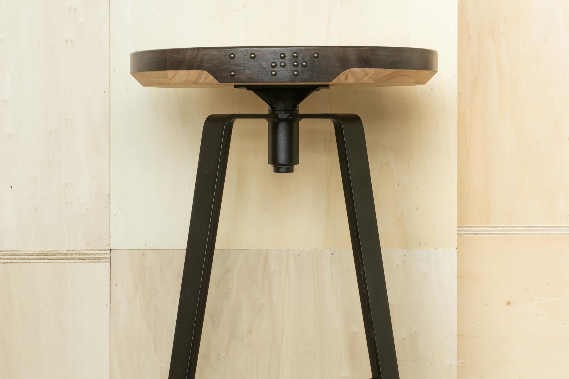 Le tabouret design de bois et de métal SISSI, un design produit conçu par les designers de l'agence de design graphique Studio Katra.