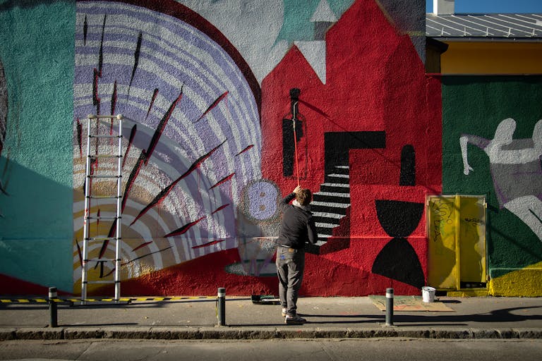 Finitions de l'oeuvre de street art du Studio Katra et de Kero.