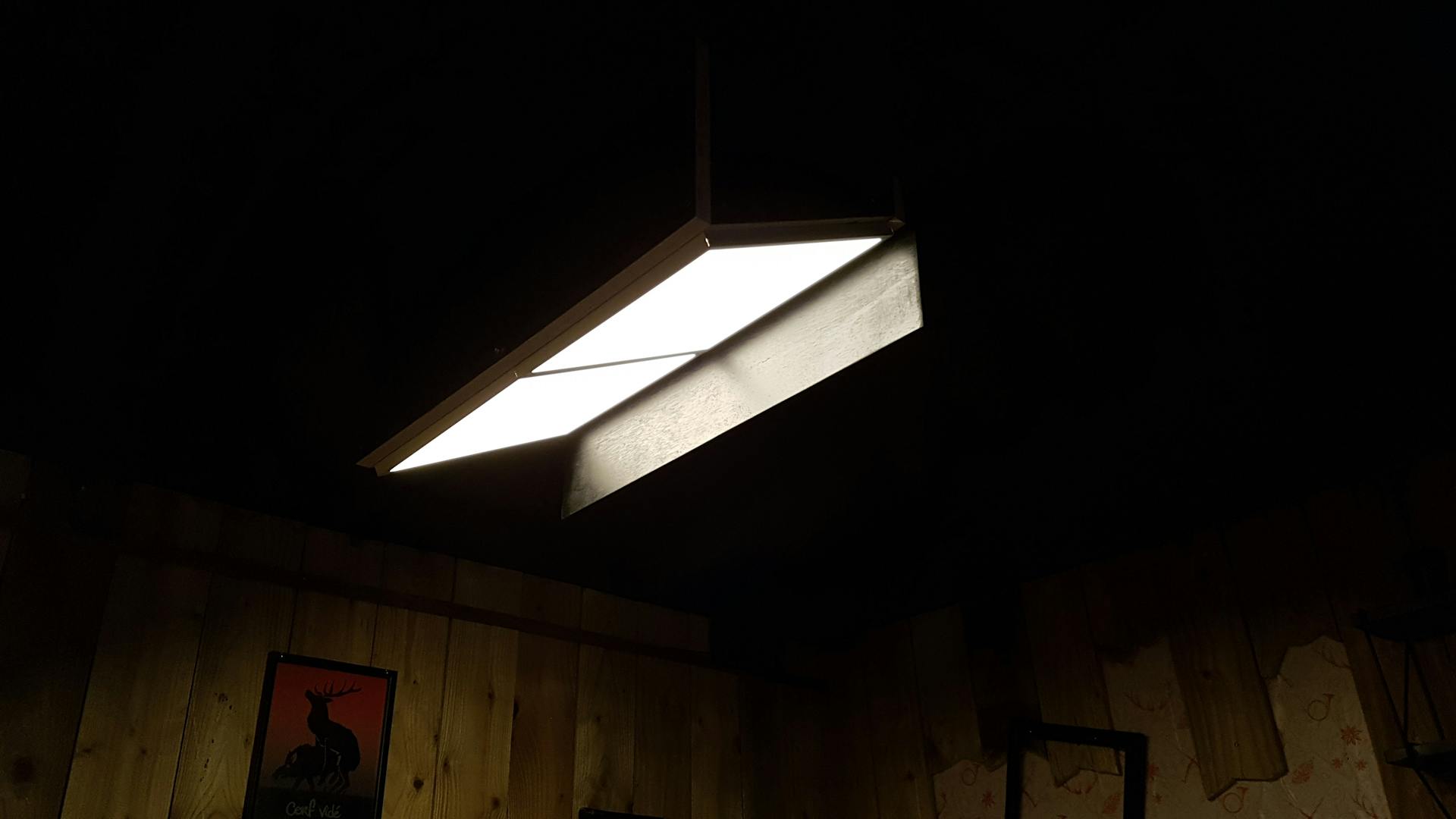 Installation terminée de lumières plafonnantes au sein d'une cabine photomaton à l'effigie de Jägermeister.