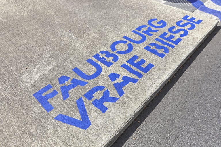 Signalétique sur trottoir issue de la nouvelle charte graphique de la rue Biesse à Nantes.