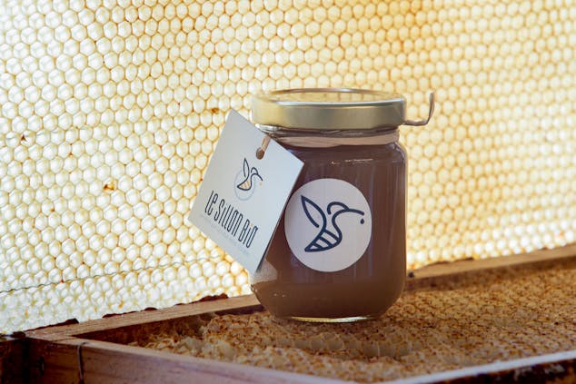 Un pot de miel étiqueté selon le nouvel emblème de la Biocoop de Savenay.
