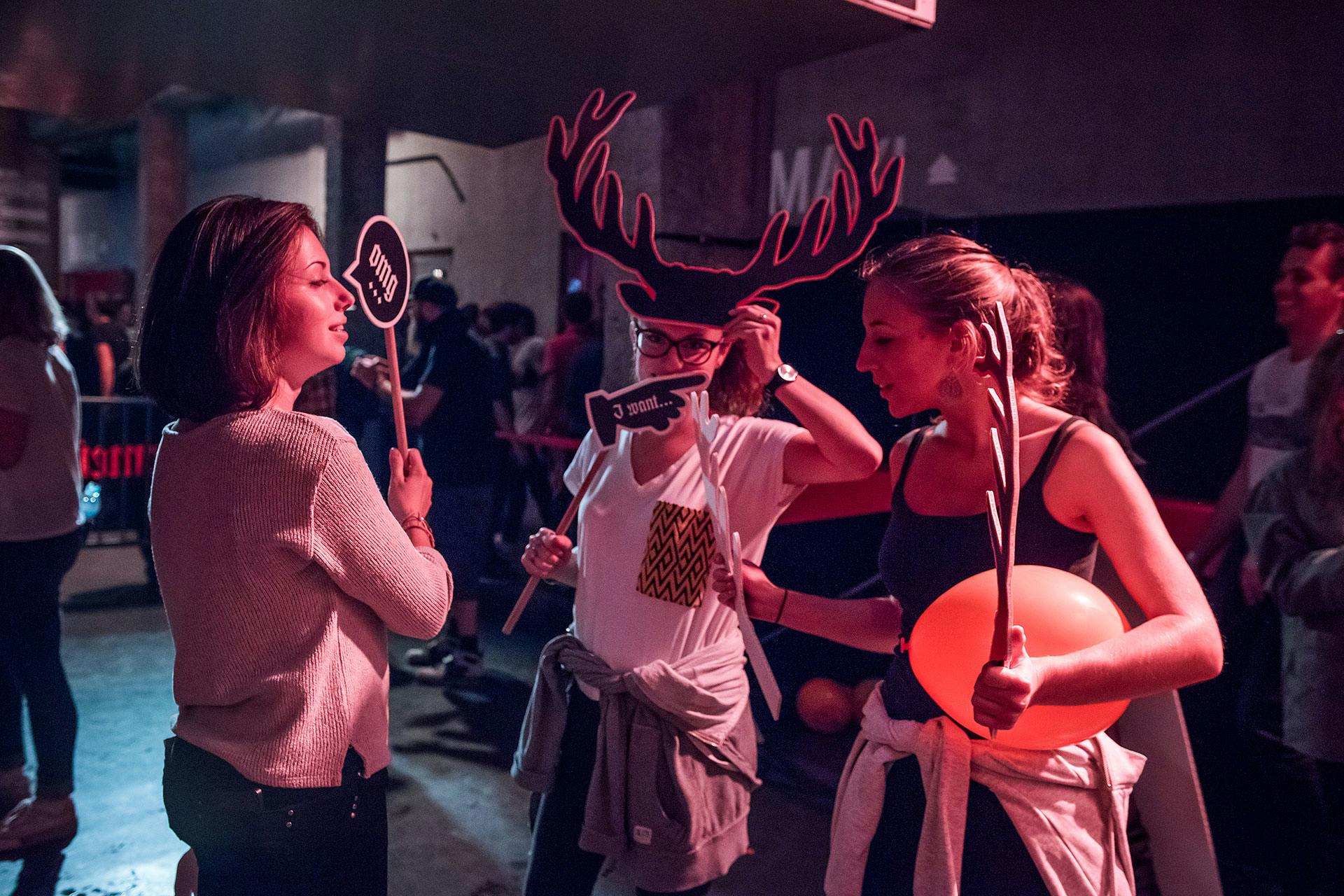 Accessoires insolites de soirée confectionnés selon l'identité de Jägermeister. On peut voir des bulles de dialogue en allemand ainsi que des couvre-chefs d'imitations de bois de cerfs.