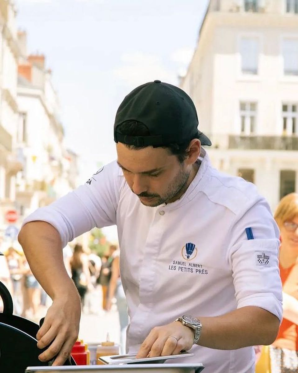 Samuel Albert revêtit le nouvel emblème de son restaurant. Identité graphique conçue par l'agence de design Studio Katra.