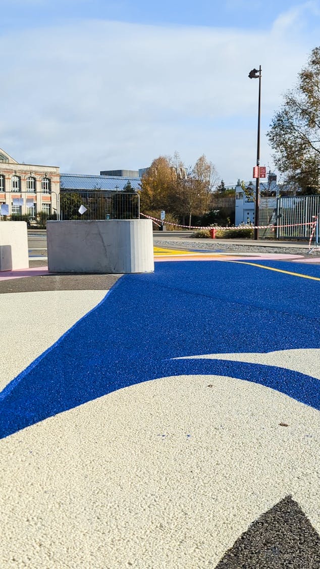 Plan rapproché sur la fresque réalisée au sol dans le cadre du projet de design actif "Sport pour tous et tous les jours" sur le Parc des Chantiers de l'Île de Nantes.