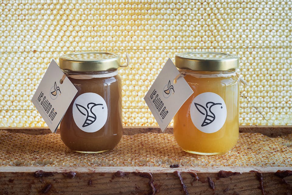 Des pots de miels adaptés à la nouvelle identité graphique du Sillon Bio
