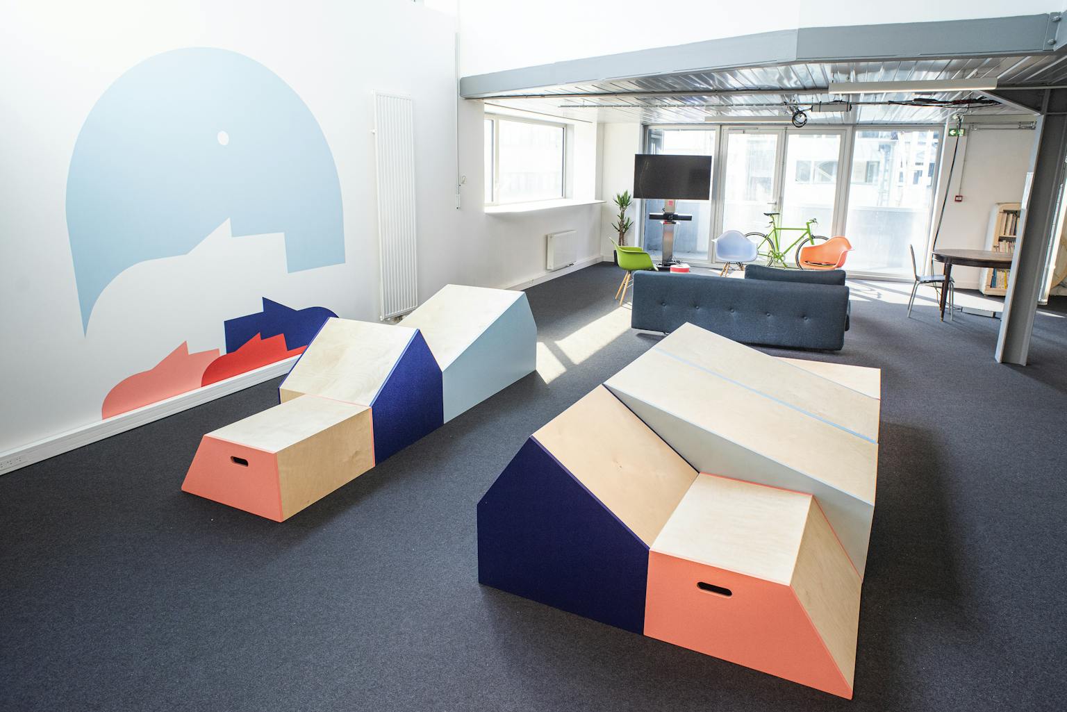 Identité visuelle et aménagement de la salle principale de l'espace de coworking La Khalle.