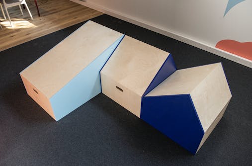 Mobiliers de bois  multiples inspirés de la nouvelle identité visuelle de l'espace de coworking La Khalle.