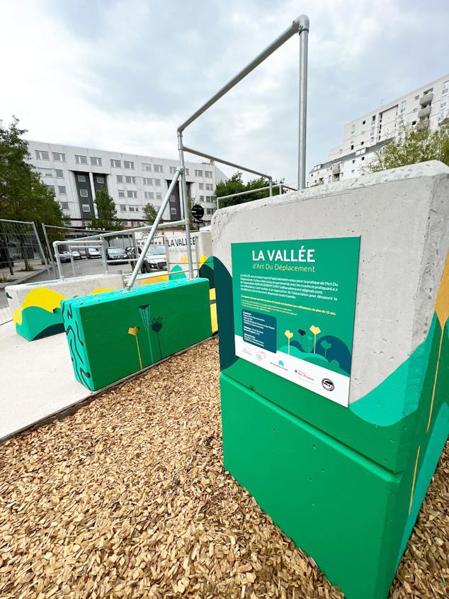 Un cartel explicatif sur le concept de la Vallée de l'Art du Déplacement.