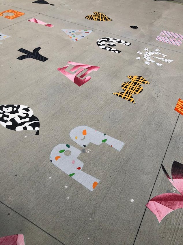 Les différents glyphes peints sur le sol lors du parcours inter-écoles réalisé en collaboration avec les élèves de la Joliverie et le Voyage à Nantes.