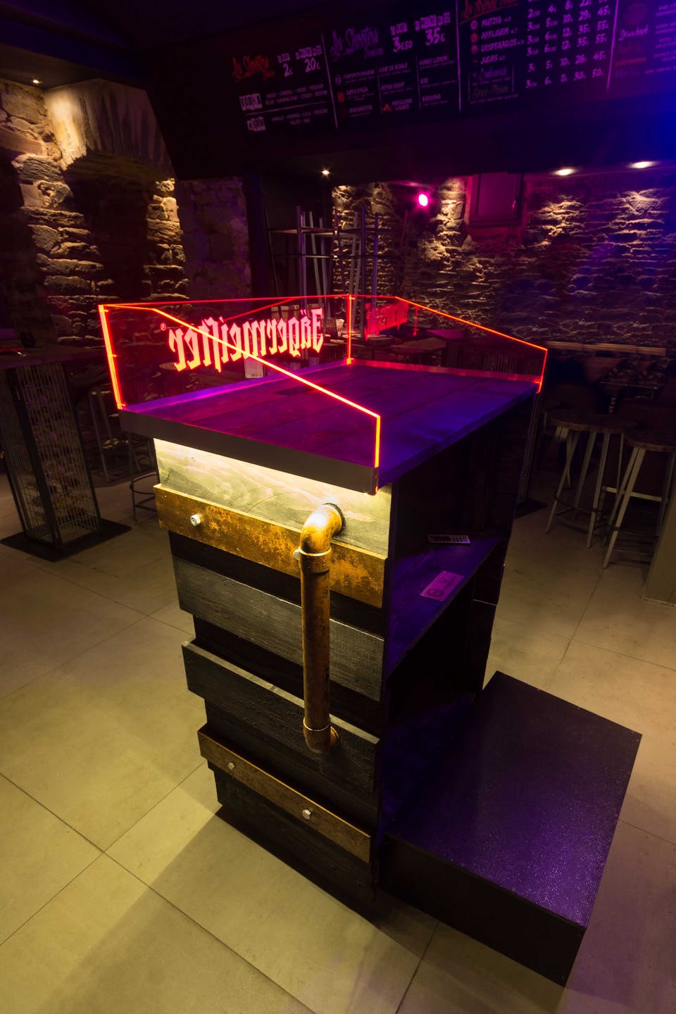 Un bar rennais accueille une cabine de DJ Jägermeister designée par l'agence nantaise Studio Katra.