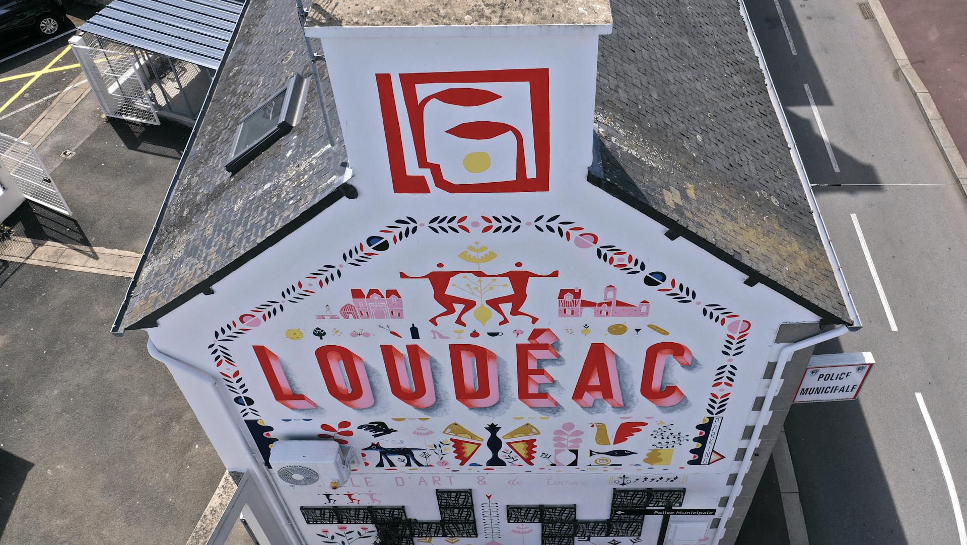 Photo en plongée sur la fresque d'entrée de la ville de Loudéac.