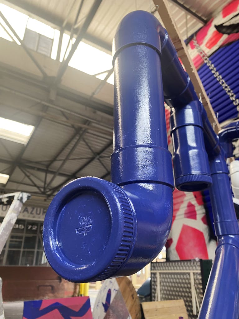 Tuyau peint en bleu.
