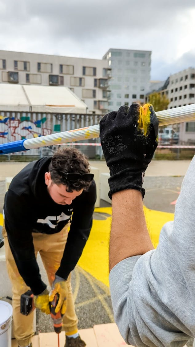 Les designers du Studio Katra préparent la peinture nécessaire au chantier de l'espace Alice Milliat, un projet de design actif réalisé sur le Parc des Chantiers de l'Île de Nantes.