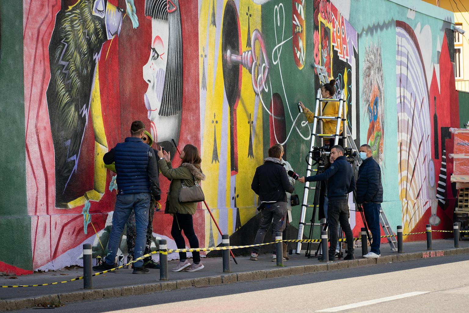 Une interview du Studio Katra réalisée devant la fresque de Cluj-Napoca.